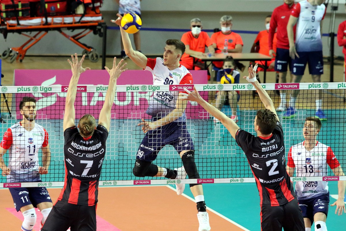 Siatkarze drużyny Grupa Azoty ZAKSA Kędzierzyn-Koźle Aleksander Śliwka (L), Norbert Huber (C) i Kamil Semeniuk (P) oraz Jakub Kochanowski (2L) i Maciej Muzaj (2P) z zespołu Asseco Resovia Rzeszów podczas meczu Ekstraklasy