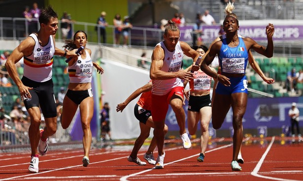 Karol Zalewski biegnący w mieszanej sztafecie 4x400