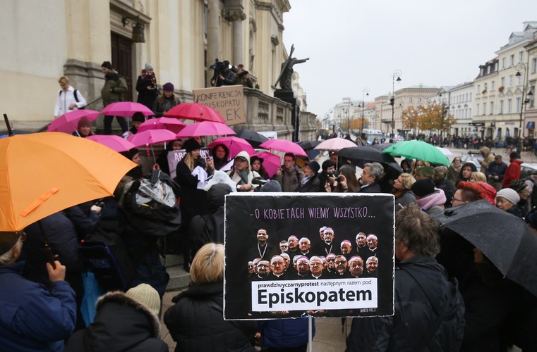 Konferencja Episkopatu Polek przed kościołem św. Krzyża w Warszawie w ramach drugiego dnia Ogólnopolskiego Strajku Kobiet. Uczestniczki konferencji publiczne czytają skierowaną do rządu i parlamentarzystów petycję, przed kościołami na trakcie Królewskim. Wśród postulatów znalazły się m.in. żądanie ścigania seksistowskich wypowiedzi, krajowego programu wsparcia in vitro i świeckiego państwa. W czasie trwania konferencji zbierane są podpisy pod petycją.