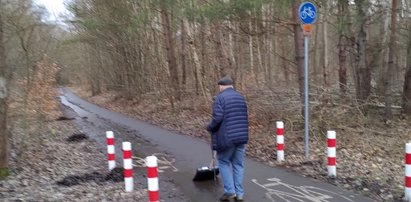 Służby miejskie w Szczecinie powinny się wstydzić! Starszy pan zrobił za nie kawał roboty