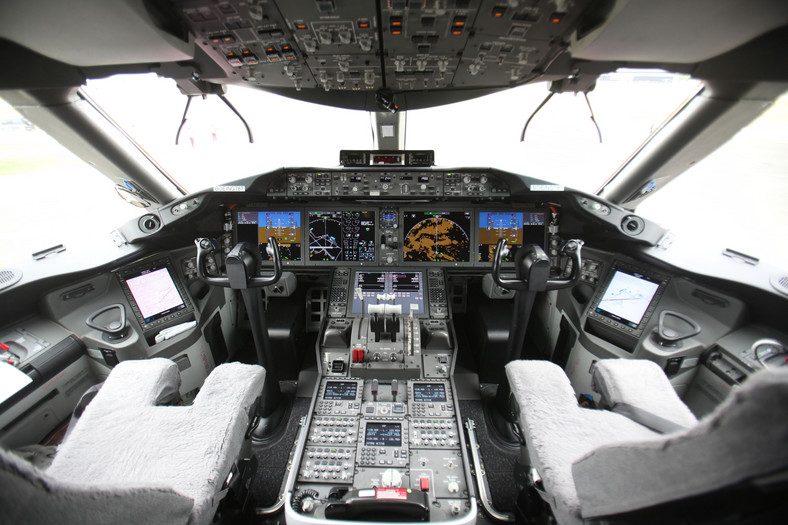 Kabina pilotów w samolocie Boeing 787 Dreamliner, fot. Simon Dawson/Bloomberg