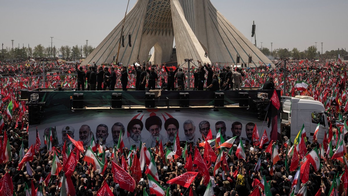 Veliki broj Iranaca je izašao na ulice Teherana da se oprosti od ubijenog vrhovnog vođe Alija Hamneija | Foto: Reuters