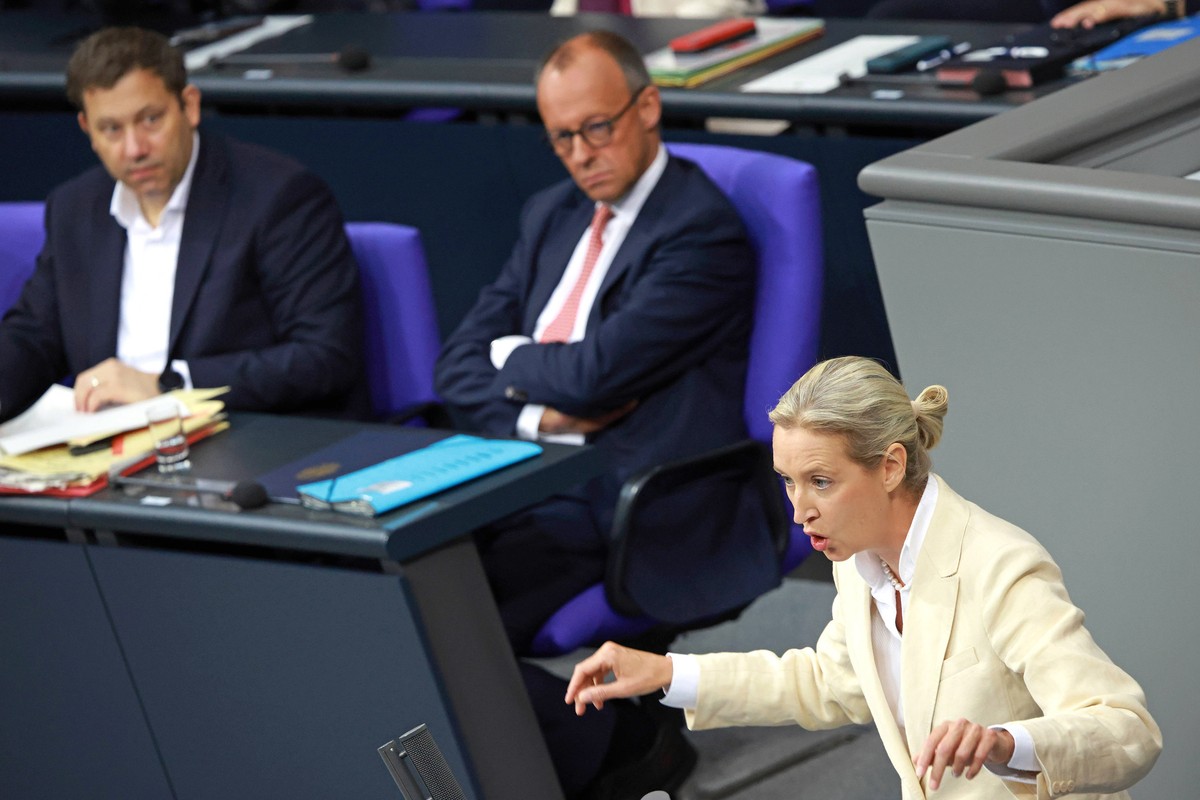 Alice Weidel (AfD) przemawia w Bundestagu. W środku kancelerz Friedrich Merz.