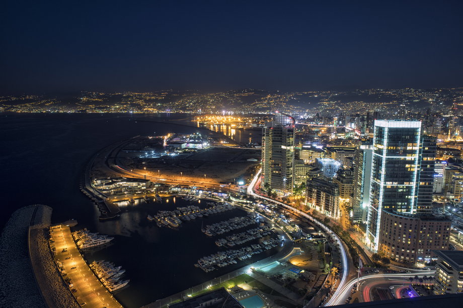 Nocny widok na Bejrut, stolicę Libanu. Miasto liczy ponad 2 mln mieszkańców