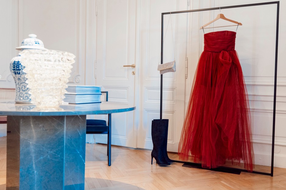 Haljina H&M Studio, čizme i tašnica Deichmann