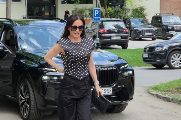 (VIDEO)CECA U BESNOM DŽIPU STIGLA NA SNIMANJE "ZVEZDA GRANDA" Pevačica grmi u elegantnom izdanju, crno-bela majica na tufne, cipele sa otvorenim prstima i preskupa torba