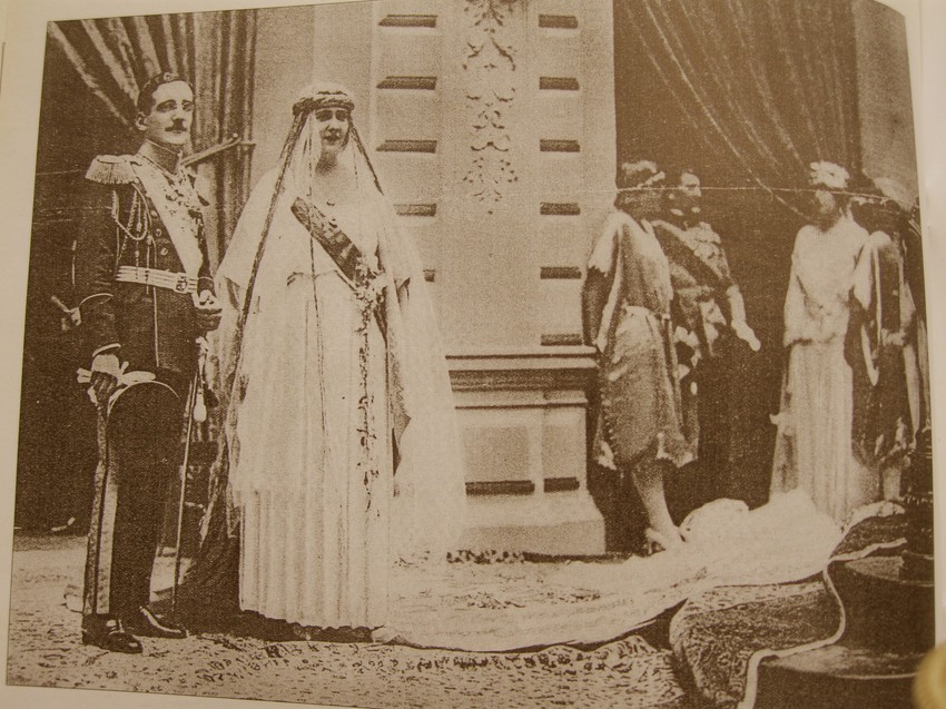 Kraljevski par u dvoru neposredno posle venčanja