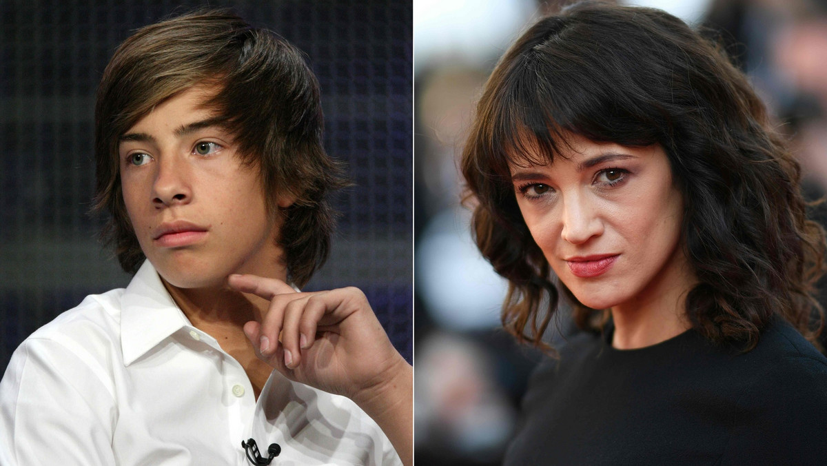 Asia Argento została oskarżona o molestowanie nieletniego. W oficjalnym oświadczeniu na swoim Instagramie zaprzeczyła wszelkim doniesieniom i nie przyznała się do winy. Twierdziła, że do żadnego zbliżenia między nią, a 17-letnim Jimmym Bennetem nie doszło. W sieci pojawiły się zdjęcia oraz smsy, które pogrążają aktorkę. Na dodatek chłopak nie zamierza więcej milczeć i chce głośno wypowiadać się o całej sytuacji.