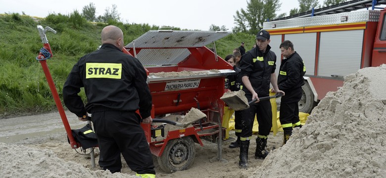 Noc spokojna, ale zagrożenie powodziowe wciąż realne