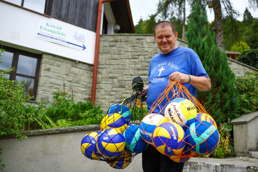 Pastor Jan Byrt jak obiecał, tak uczynił. Rozdał dzieciakom 100 piłek do siatkówki