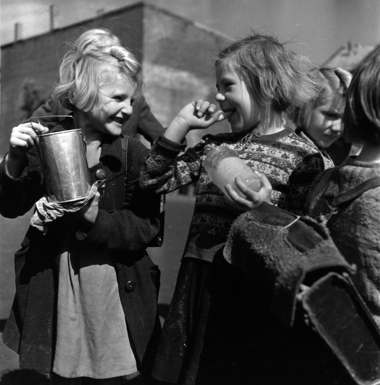 Dzieci jednej ze szkół w Düsseldorfie (1946 r.)