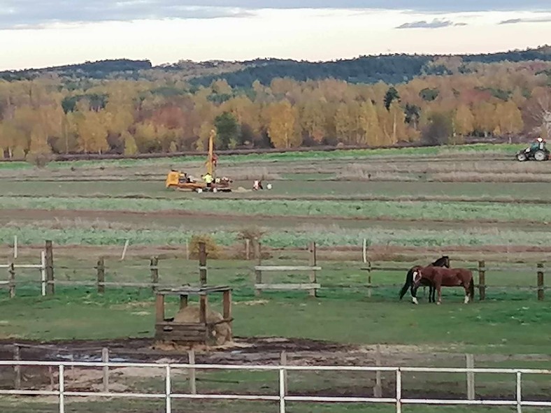 Świder wykonujący odwiert na zlecenie CPK w gminie Brzeziny — fot. mieszkańcy gminy Brzeziny