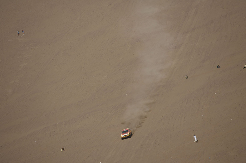 Rajd Dakar 2011: dobra postawa Polaków, Hołowczyc z otwartymi drzwiami (5.etap, wyniki, fot. Willy Weyens)