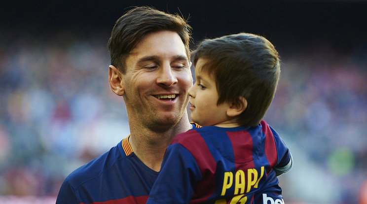 Szinte biztos, hogy Lionel Messi fiának szurkolótáborát irigykedve fogadták a társak /Fotó: AFP
