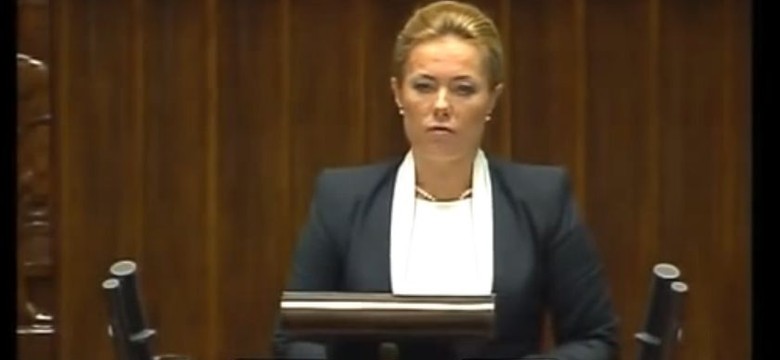 Posłanka przejęła się rolą, w Sejmie brawa i śmiech. Zobacz WIDEO