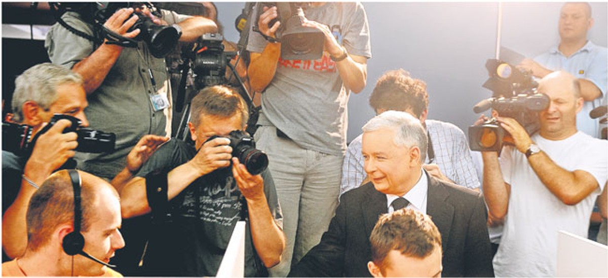 Jarosław Kaczyński w wyborczym call center Prawa i Sprawiedliwości Fot. Adam Chełstowski/Forum