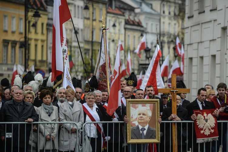 WARSZAWA: Uczestnicy Apelu Pamięci przed Pałacem Prezydenckim na Krakowskim Przedmieściu