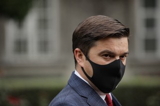 Możliwe przyśpieszenie luzowania obostrzeń. Rzecznik MZ zdradził szczegóły