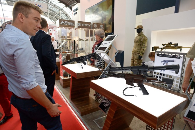 26. targom MSPO towarzyszą 24. Międzynarodowe Targi Logistyki. Patronat honorowy nad Międzynarodowym Salonem Przemysłu Obronnego objął prezydent Andrzej Duda. Partnerem strategicznym 26. edycji targów jest Polska Grupa Zbrojeniowa.

<br><br>
<b>Na zdjęciu:</b>Karabinek SOCC PDW (P niżej) i karabinek M5 9 mm Airborne (P wyżej)