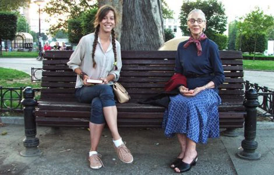 Devojka je na klupi čitala Tolstoja i privukla pažnju starije Beograđanke