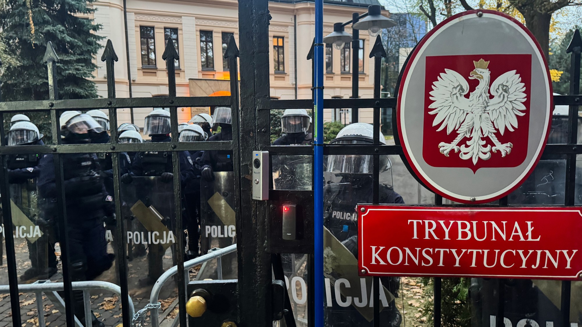 Policajti strážia vchod do poľského Ústavného súdu vo Varšave.