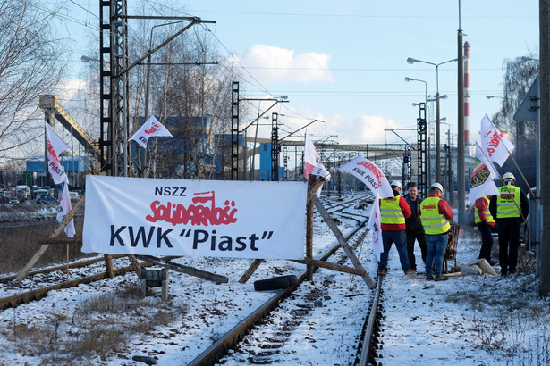 Przedstawiciele górniczych związków zawodowych rozpoczęli dobową blokadę kolejowej wysyłki węgla z należącej do spółki PGG Kopalni Piast