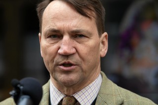 Kaczyński nie będzie musiał sprzedawać domu? Sikorski: Jeśli wpłaci 50 tys. zł na siły zbrojne Ukrainy, to odstąpię od domagania się przeprosin