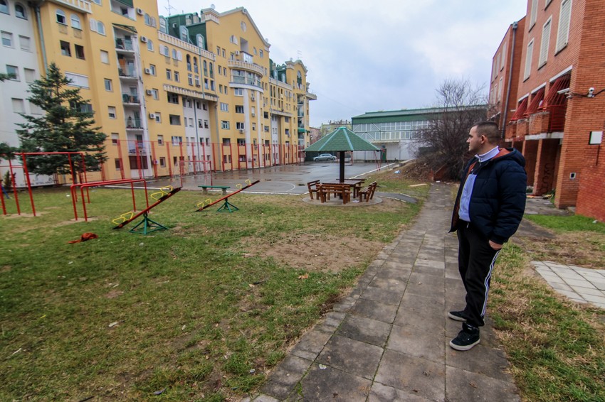 Dalibor pored igrališta doma