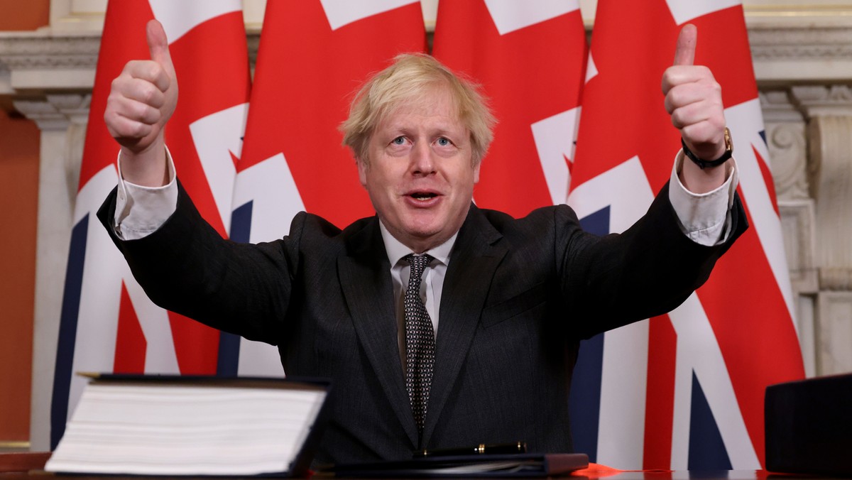 Premier Boris Johnson podpisujący pobrexitową umowę handlową z UE. 30 grudnia 2020 r.