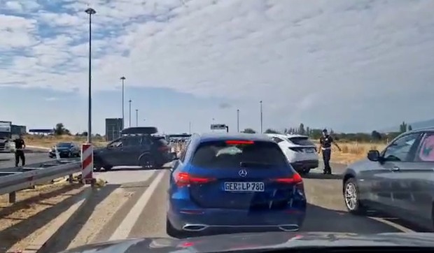 Policajci vraćaju vozače sa granice 