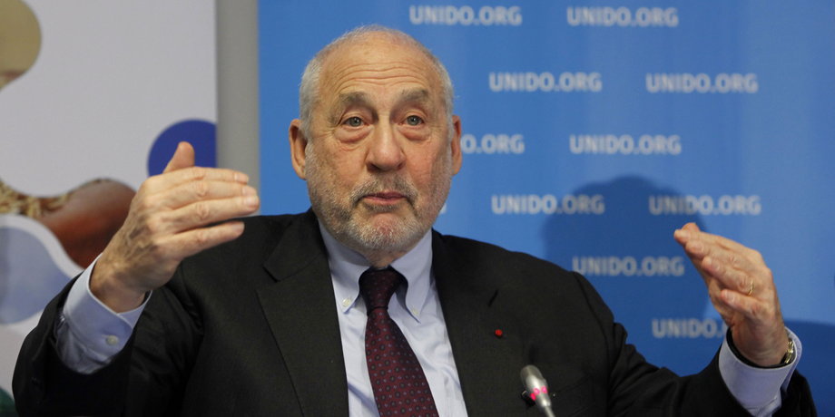 Noblista Joseph Stiglitz krytykuje politykę podnoszenia stóp.