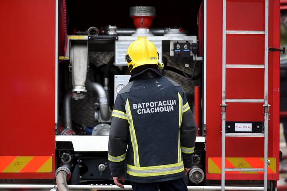 (FOTO) DRAMA KOD KRUŠEVCA Izgoreo automobil nasred puta, od vozila ostala samo metalna konstrukcija