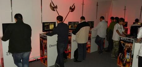Kto odstał swoje w kolejce, mógł już w spokoju przetestować gry BioWare – na zdjęciu pomieszczenie Dragon Age