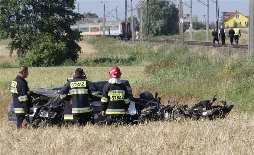 Tragedia na przejeździe. Pociąg staranował toyotę