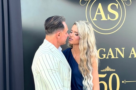 DRAGAN STANKOVIĆ NE ISPUŠTA ZGODNU PLAVUŠU! Bivši partner Jovane Jeremić se na 50. rođendanu pohvalio devojkom, PRŠTE POLJUPCI: "Ne pitam se ja ništa oko ženidbe" (VIDEO)