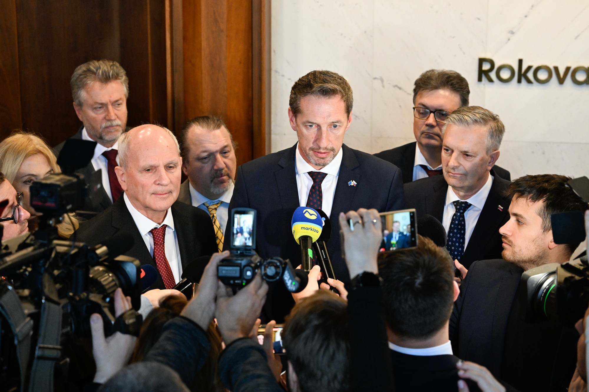Poslanci NR SR za KDH, zľava František Mikloško, Branislav Škripek, predseda KDH Milan Majeský, poslanci NR SR za KDH Ján Horecký a Igor Janckulík. 