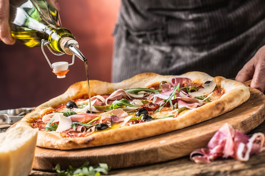 Oryginalnie pizza powinna być podawana z najwyższej jakości oliwą z oliwek