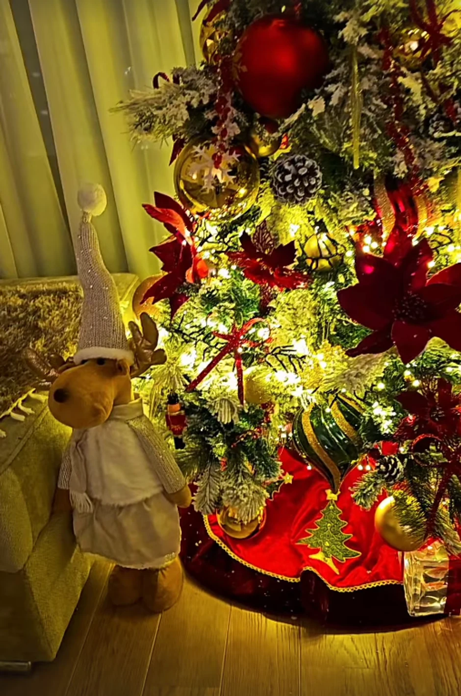 Aleksandra Mladenović okitila jelku