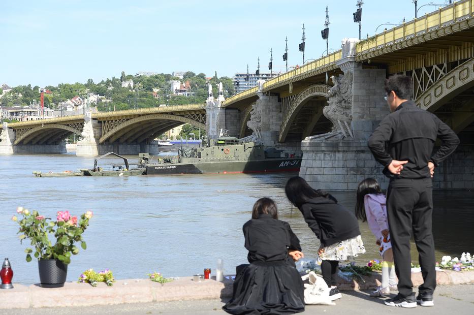 Gyászoló koreai család a Margit hídnál / Fotó: MTI - Soós Lajos