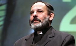 Ks. Isakowicz-Zaleski ujawnia: Duchowny namówił swoją partnerkę do in vitro, teraz zabrania jej urodzić