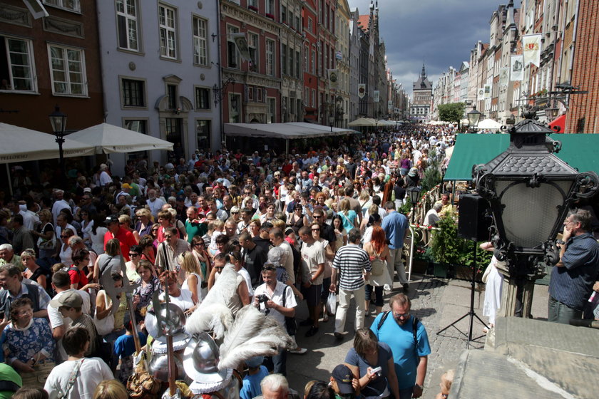 Tłum ludzi na Jarmarku św. Dominika w Gdańsku
