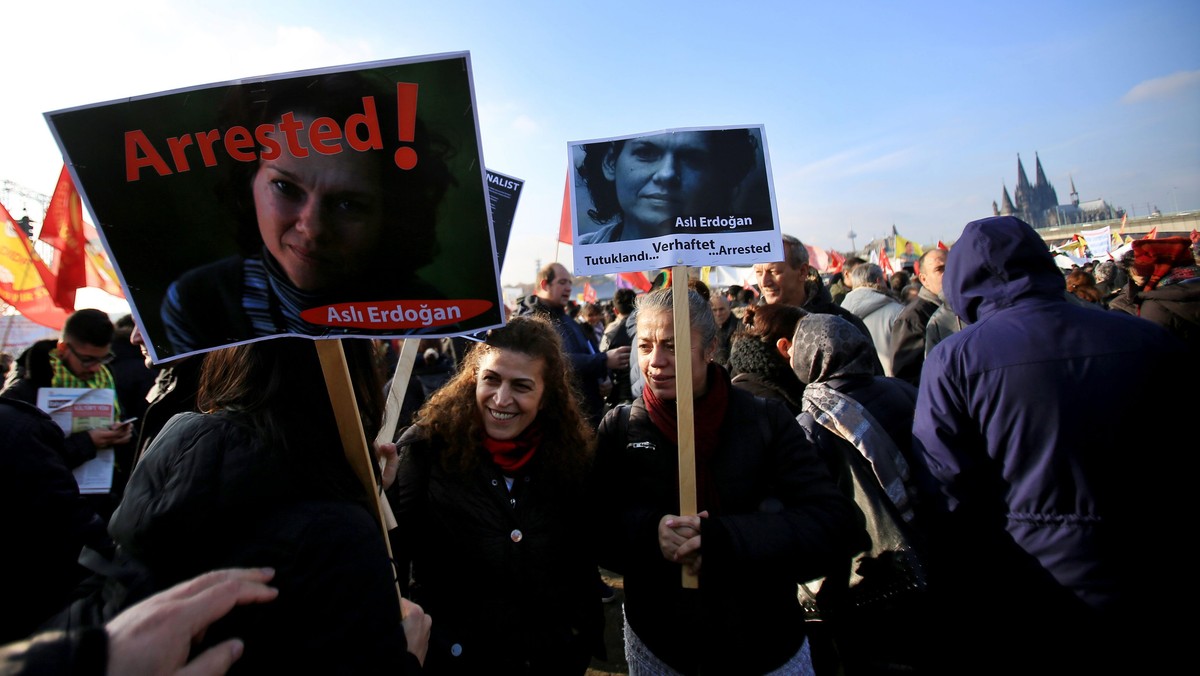 25 tys. osób uczestniczyło w Kolonii w proteście przeciwko prezydentowi Turcji Recepowi Tayyipowi Erdoganowi oskarżanemu o dyktatorskie rządy. Demonstrację zorganizowały wspólnota religijna alewitów i organizacje Kurdów. Doszło do starć z policją.