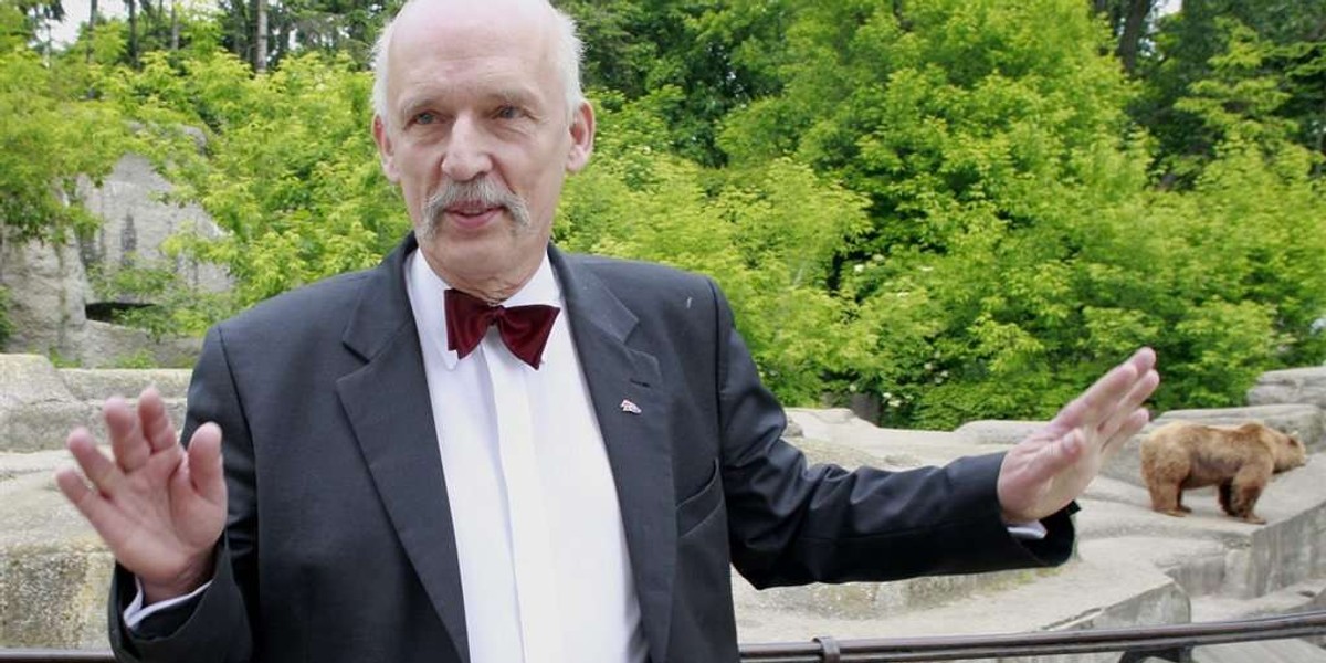 Janusz Korwin-Mikke prezydentem Warszawy? Z sondaży wynika, że wszystko jest możliwe. A jeśli tak się stanie to polityk zamknie transport publiczny, zdemontuje tory tramwajowe i rozbierze Stadion Narodowy.