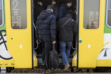 Droższe bilety kolejowe przez ceny prądu? Energia drożeje, ale nie aż tak bardzo