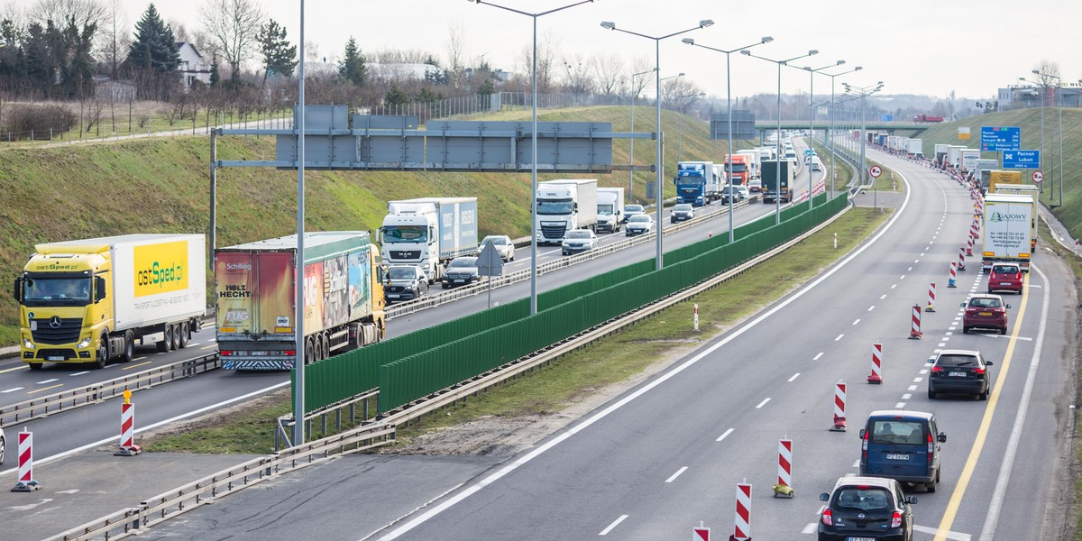 Rzucają w robotników butelkami z moczem. Skandal na A2