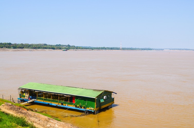 <strong>Amazonka – nieodkryta rzeka pełna tajemnic</strong>
<br></br>
Największa rzeka Ziemi – źródło życia planety. Amazonka to prawdziwy cud natury. Wysokie drzewa zanurzone w wodzie, małpy kołyszące się z gałęzi do gałęzi, obfitość meandrów, dopływów, zapachów i dźwięków. Amazonka aż prosi się o eksplorację.
<br></br>
Wielka rzeka robi wrażenie o każdej porze roku. W porze deszczowej, czyli w czasie gdy u nas jest lato, można kajakiem, po cichu przesuwać się po zalanych lasach, a podczas pory suchej, która zaczyna się w grudniu, wyjść na suchy ląd i spojrzeć na Amazonkę z innej perspektywy.  Rzeka oferuje naprawdę mnóstwo atrakcji, takich jak połowy piranii, spływy kajakiem, spotkania z lokalnymi społecznościami zbieraczy gumy. Można także spędzić noc w sercu dżungli – każda z tych opcji to niezapomniane przeżycie.
<br></br>
<a  href=