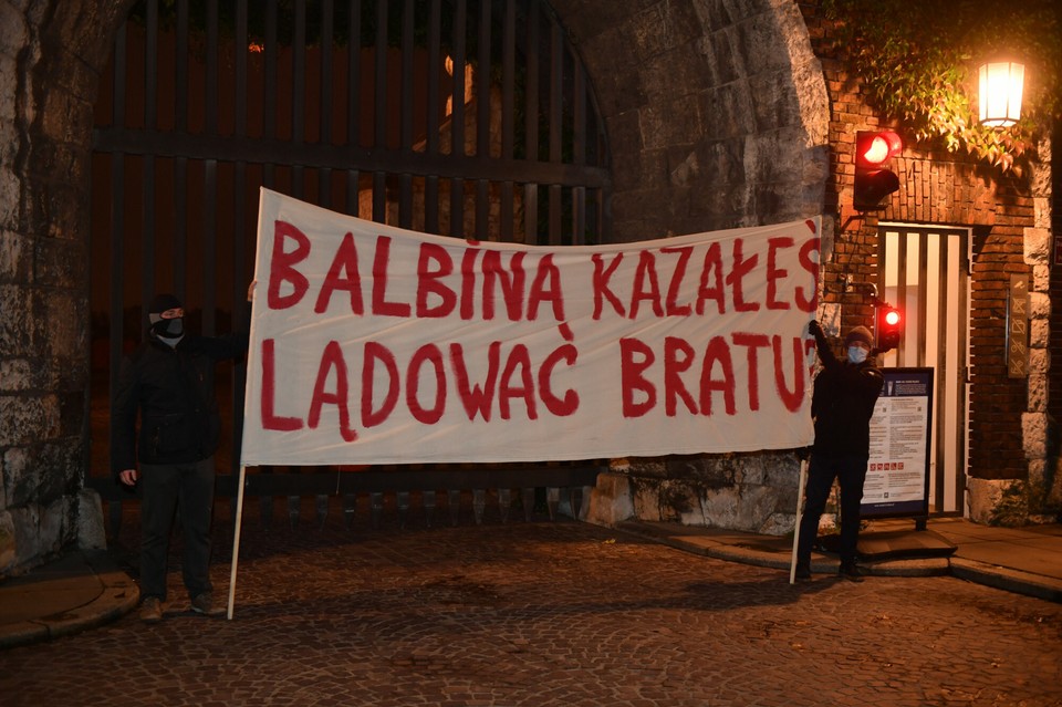 Jarosław Kaczyński odwiedził grób brata. Na miejscu czekali protestujący