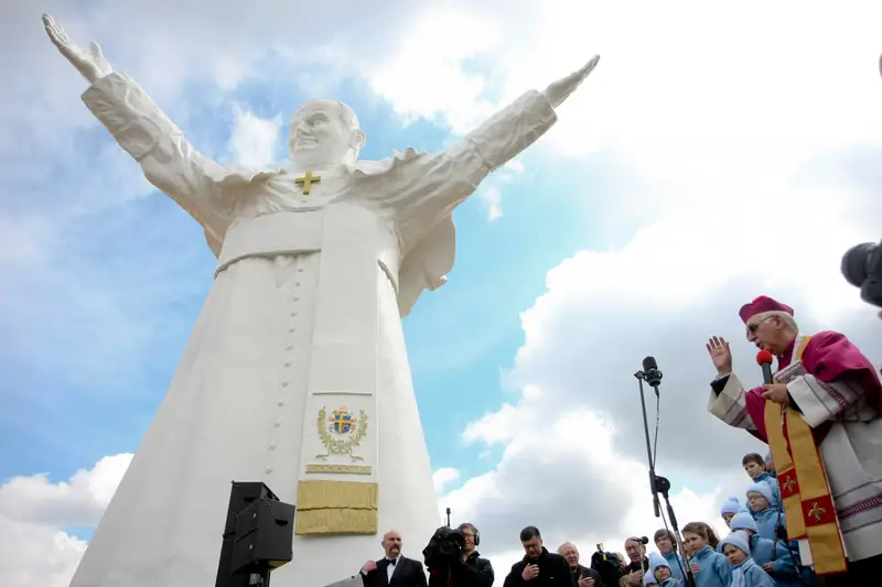 Uroczyste odsłonięcie pomnika Jana Pawła II w Parku Miniatur Sakralnych &quot;Złota Góra&quot; w 2013 roku