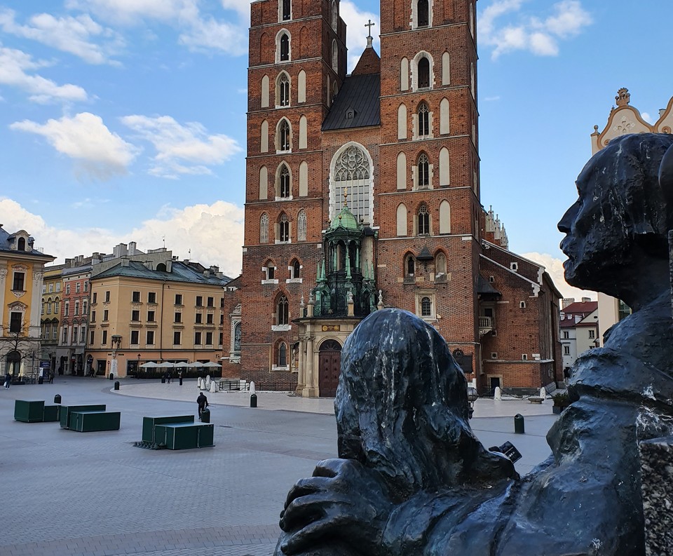 Kościół Mariacki sfotografowany z pomnika Mickiewicza