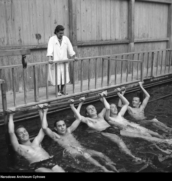 Grupowa rehabilitacja w wodzie — Ciechocinek, 1950 r.